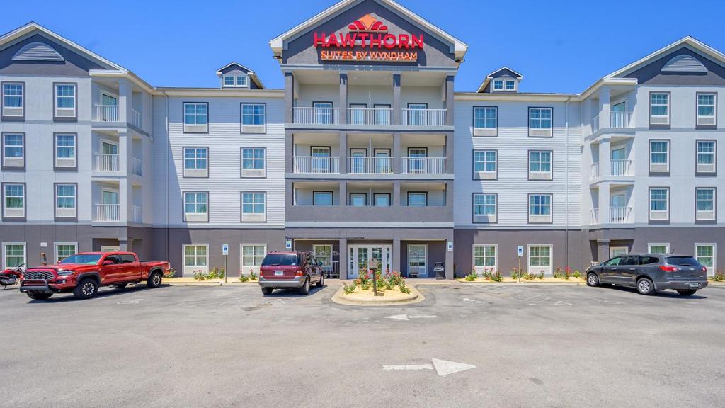 ein großes Hotel mit Autos auf einem Parkplatz in der Unterkunft Hawthorn Extended Stay by Wyndham Panama City Beach in Panama City Beach