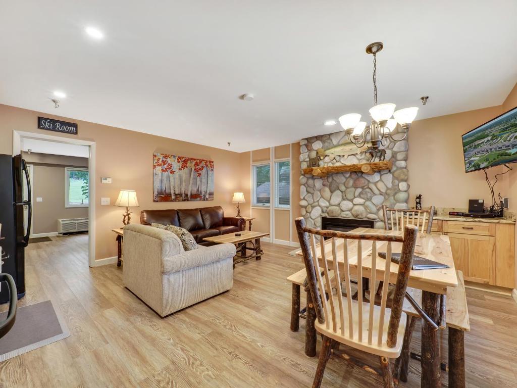 een woonkamer met een bank en een tafel bij 335E Mountain Villa in Boyne Falls