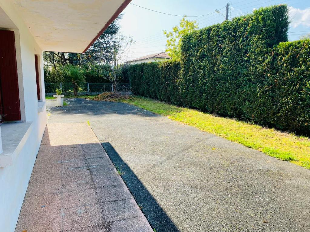 Zahrada ubytování Appartement T3 indépendant, calme à Ustaritz
