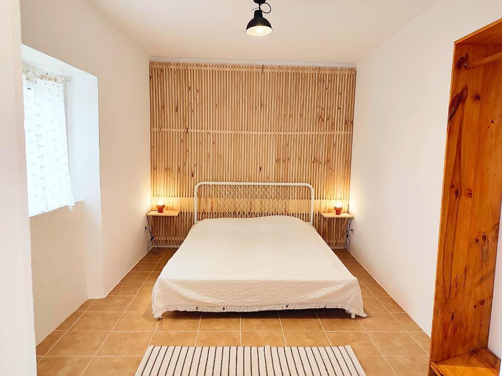 um quarto com uma cama e duas mesas de cabeceira em Be a Guest at PachaMama Community em Alcácer do Sal
