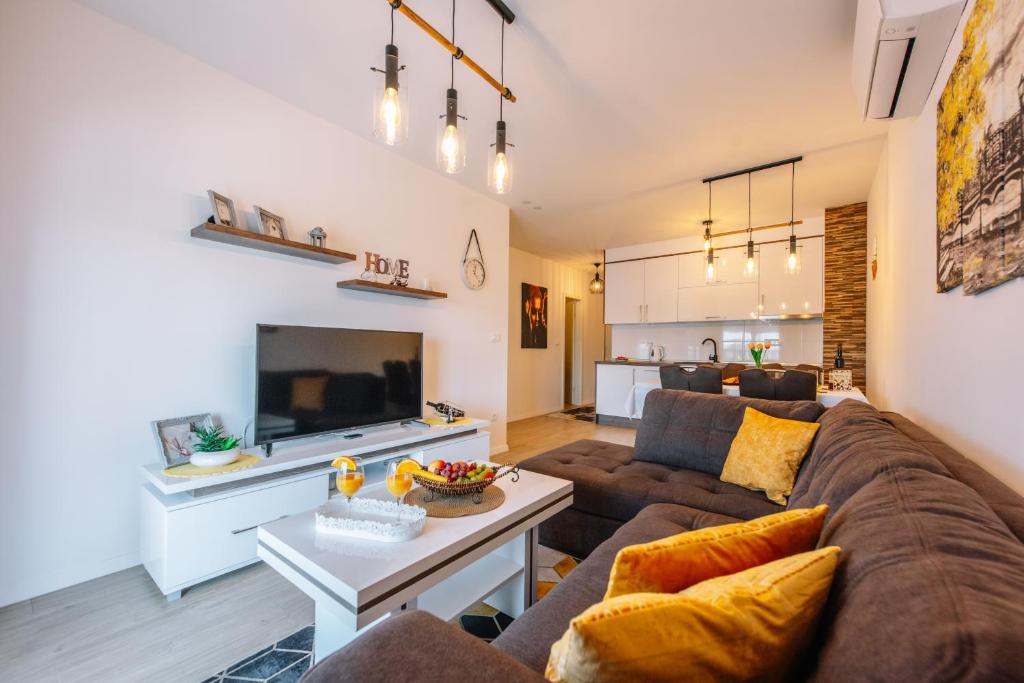 - un salon avec un canapé et une table dans l'établissement Apartment Spalato, à Split