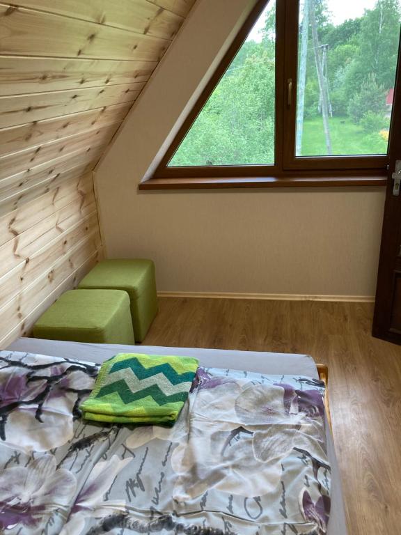 Habitación pequeña con cama y ventana en Pēterupe, en Saulkrasti