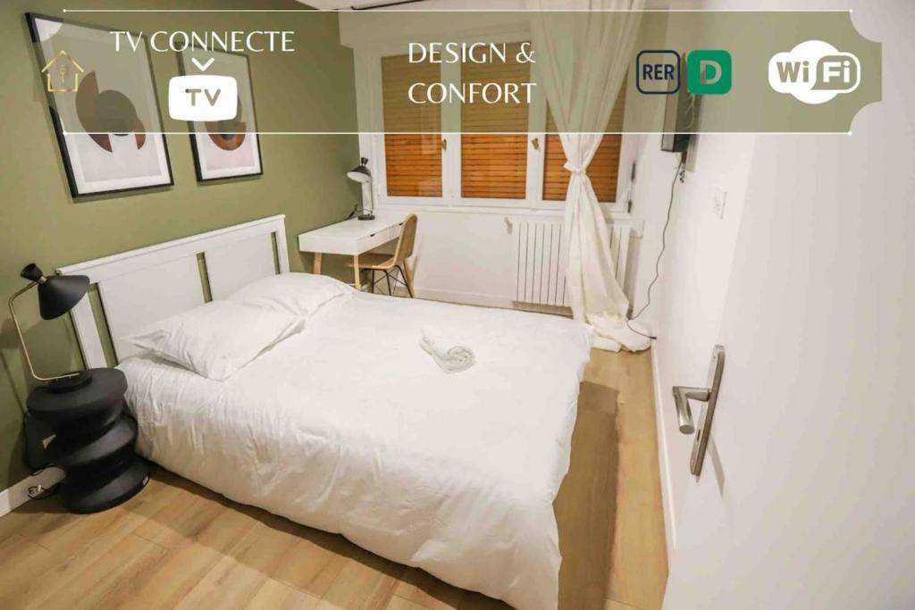 Cette chambre comprend un lit, une table et un panneau. dans l'établissement Appart'Hôtel Le Bright Evry- 4 Chambres Design, à Évry-les-Châteaux