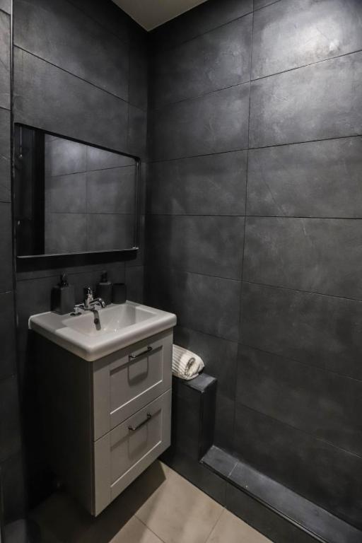 Bathroom sa Appart&#39;H&ocirc;tel Le Bright Evry- 4 Chambres Design