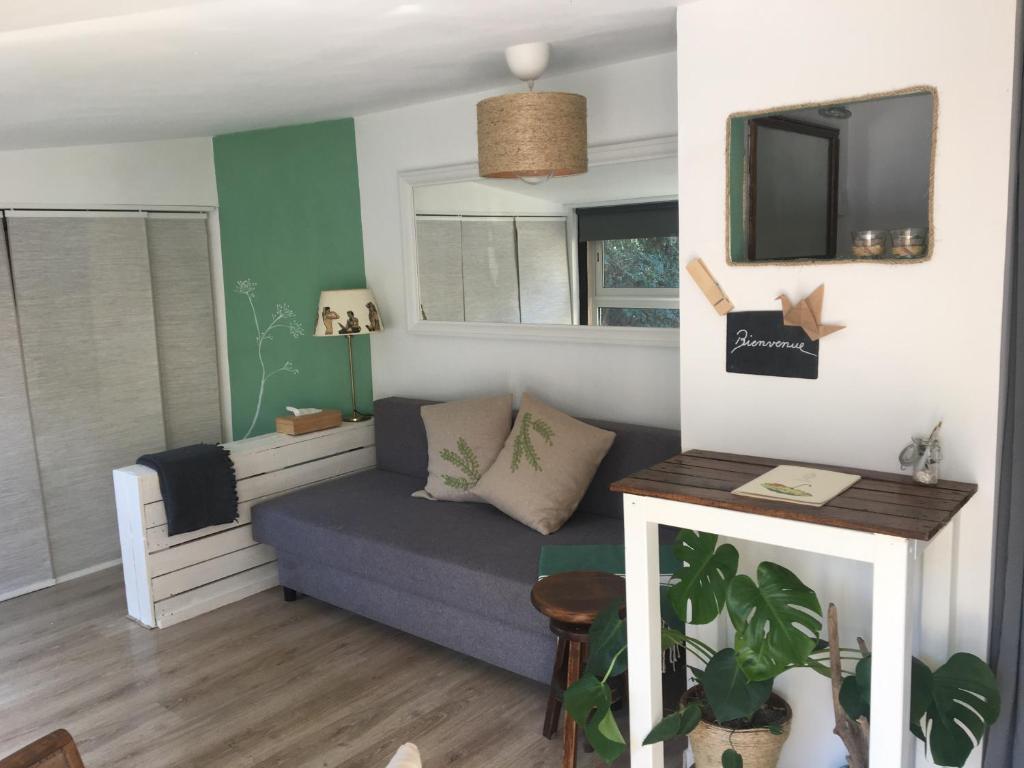 un salon avec un canapé et une télévision dans l'établissement Villa La Bienvenue, à Allauch