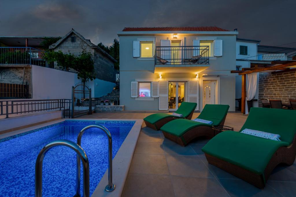 Bazén v ubytování Holiday house ISA nebo v jeho okolí