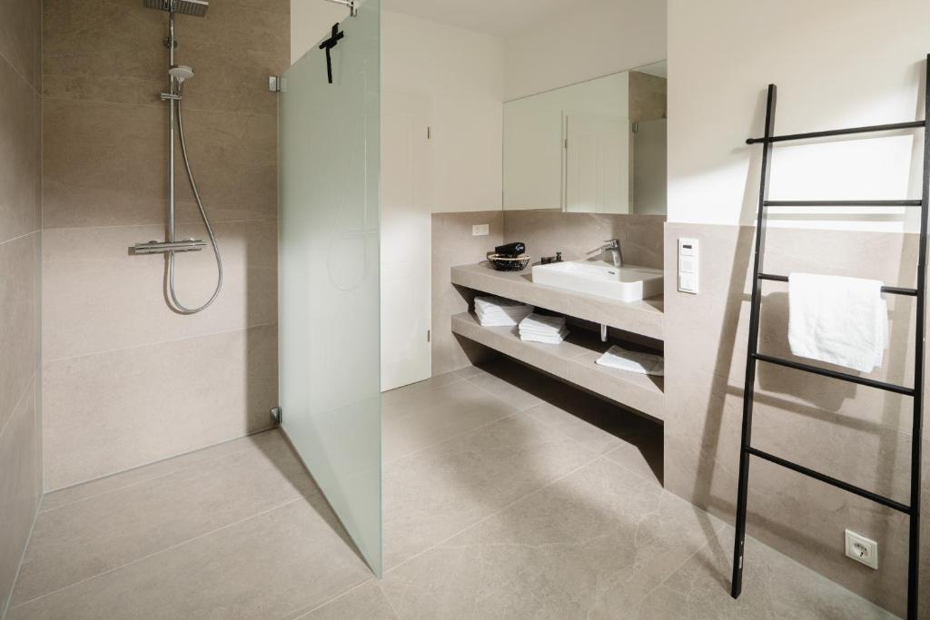 Kuchyň nebo kuchyňský kout v ubytování Küsten Suite Süd - seitliche Wasserlage, Terrasse, 70qm