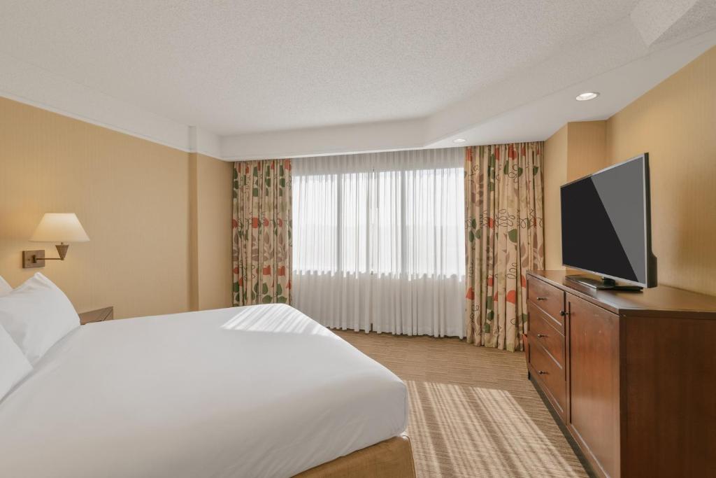 TV a/nebo společenská místnost v ubytování Harmony Suites Secaucus Meadowlands