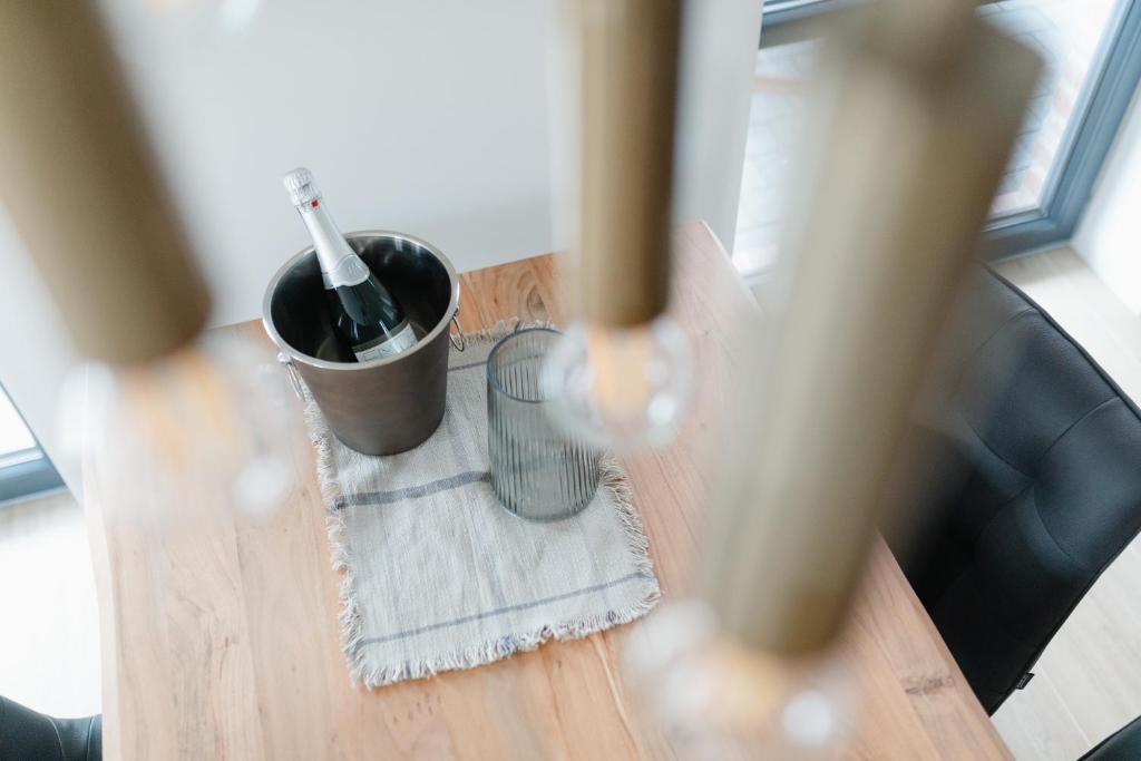 TV a/nebo společenská místnost v ubytování Küsten Suite Süd - seitliche Wasserlage, Terrasse, 70qm