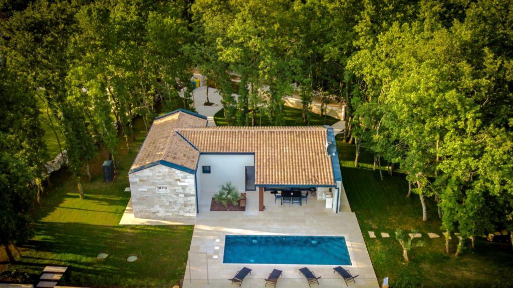 uma vista superior de uma casa com piscina em Casa Bosca with heated pool em Sveti Petar u Šumi