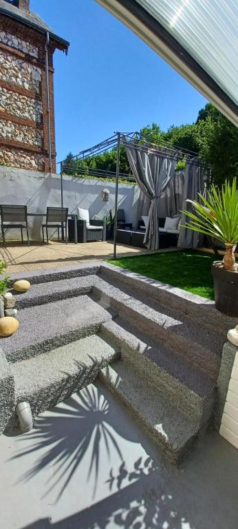 a set of concrete steps leading to a patio at La maison d hôte d emmanuelle in Saint-Antoine-la-Forêt