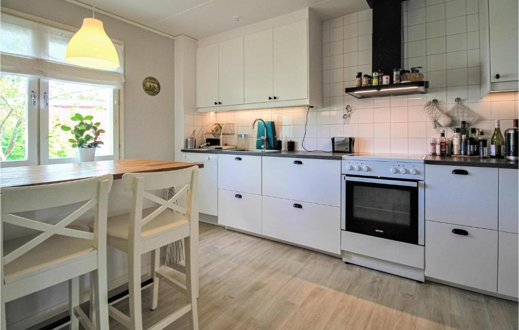 Kuchyň nebo kuchyňský kout v ubytování Nice Home In Alnö With Kitchen