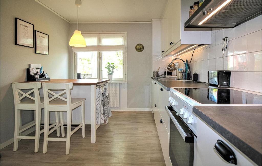 Kuchyň nebo kuchyňský kout v ubytování Nice Home In Alnö With Kitchen