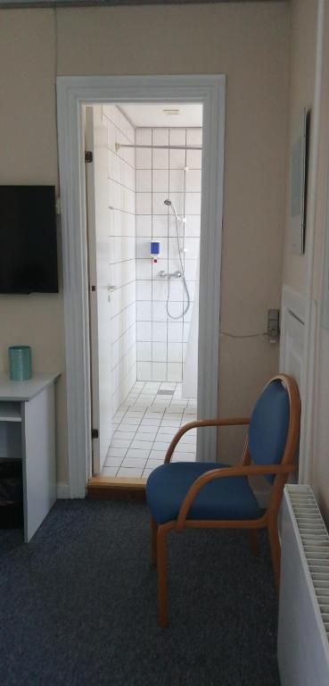 Televiisor ja/või meelelahutuskeskus majutusasutuses Det Gamle Hotel Rudkøbing