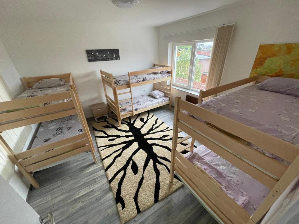Postel nebo postele na pokoji v ubytování GOT Prishtina Hostel