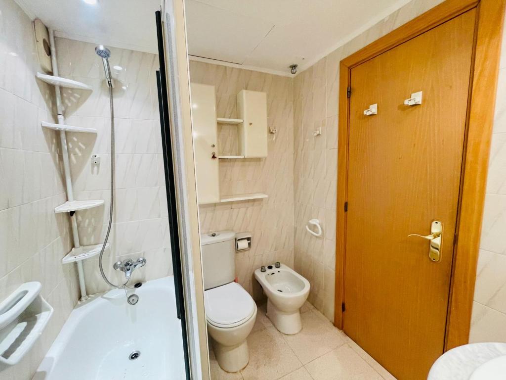 Koupelna v ubytování Apartamento vistas al mar, con acceso directo a la playa, piscina y parking gratis!!!