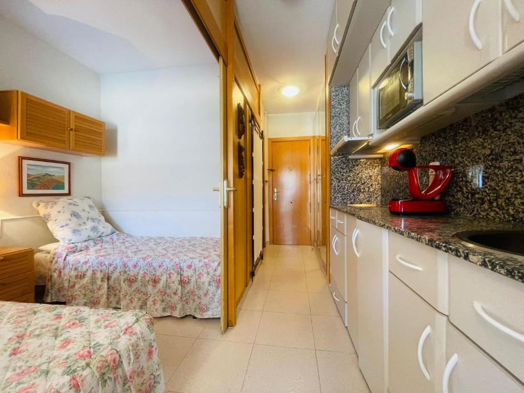 Postel nebo postele na pokoji v ubytování Apartamento vistas al mar, con acceso directo a la playa, piscina y parking gratis!!!