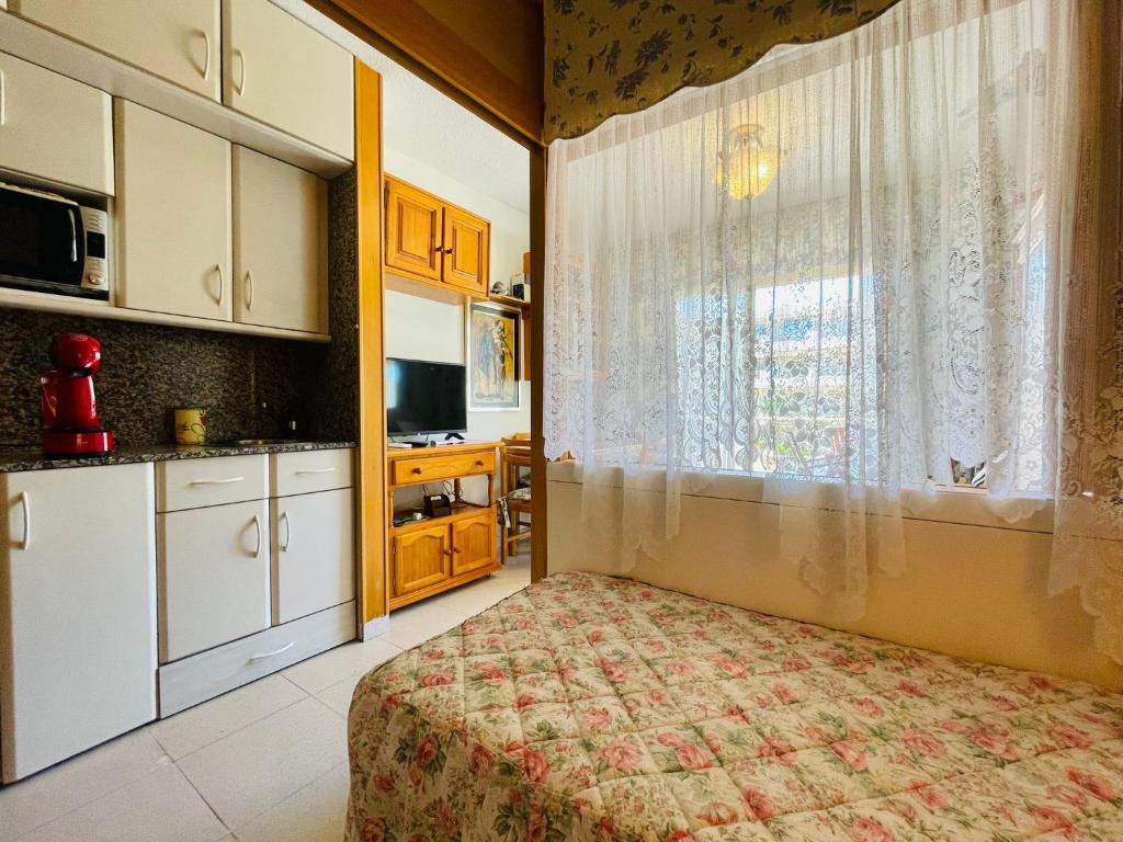 Kuchyň nebo kuchyňský kout v ubytování Apartamento vistas al mar, con acceso directo a la playa, piscina y parking gratis!!!
