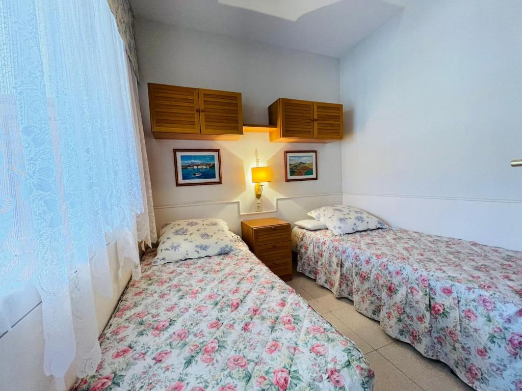 Postel nebo postele na pokoji v ubytování Apartamento vistas al mar, con acceso directo a la playa, piscina y parking gratis!!!