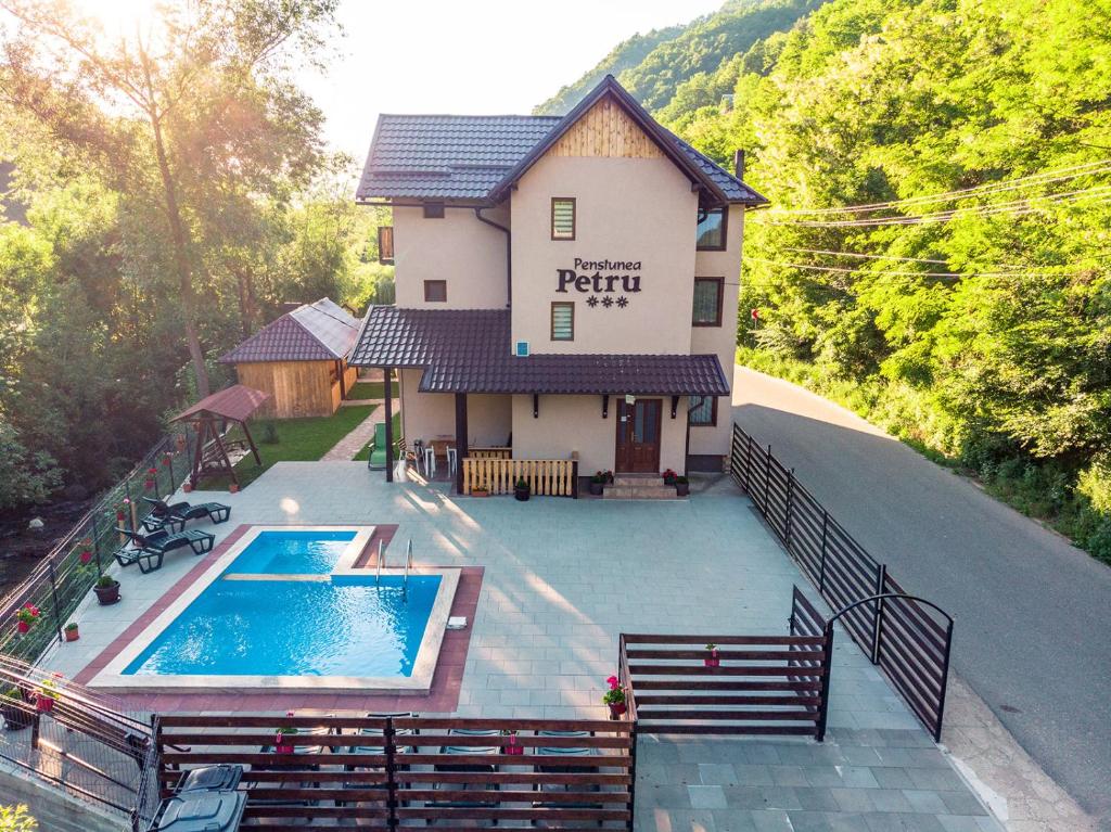 - une vue aérienne sur une maison avec une piscine dans l'établissement Pensiunea Petru, à Şugag