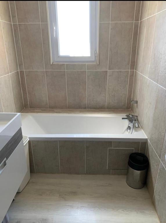 Łazienka w obiekcie Plain pied climatisé piscine idéalement situé