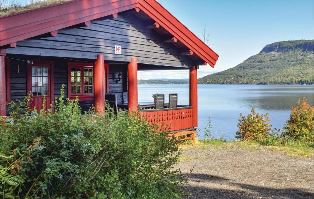 une petite cabine sur la rive d'un lac dans l'établissement Bergheim, à Vikersund