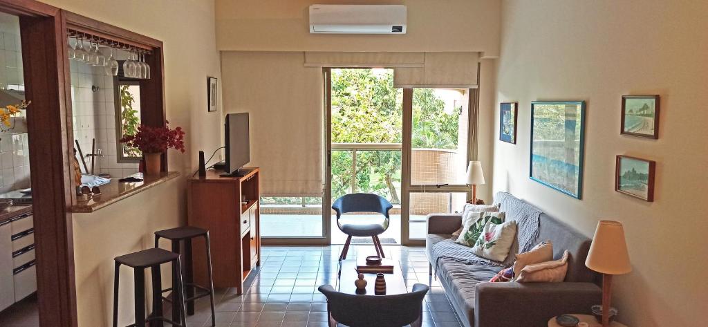 - un salon avec un canapé et une chaise dans l'établissement Apto Ocean Drive - Praia da Barra, à Rio de Janeiro