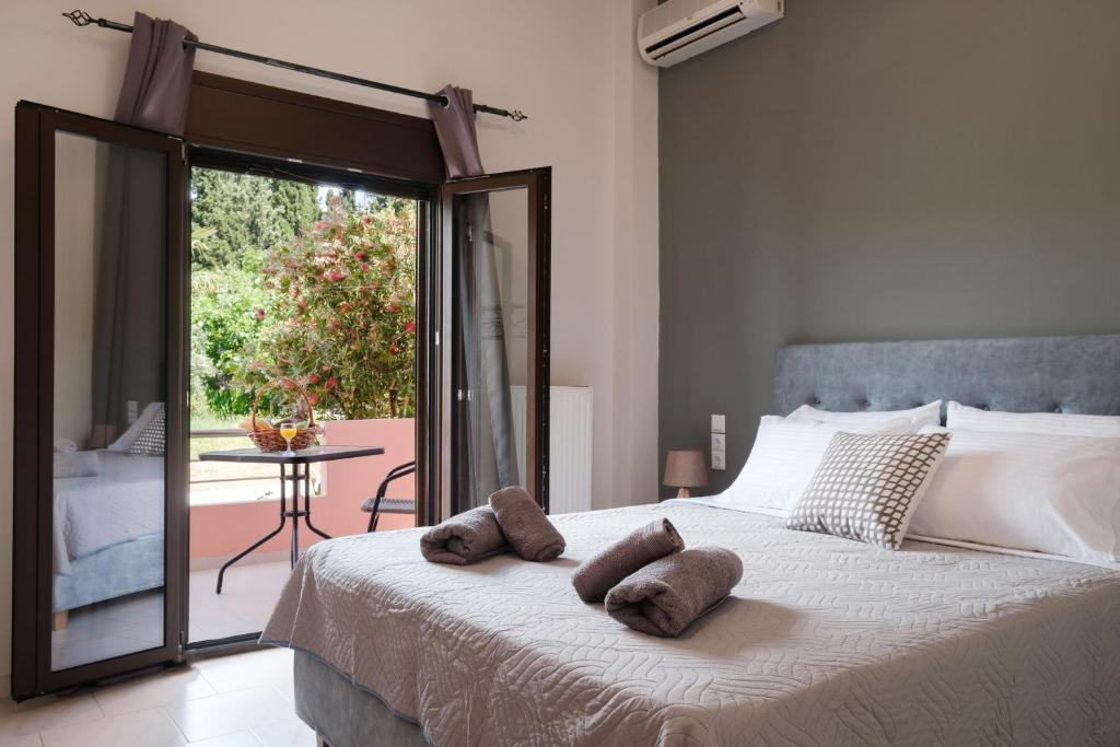 - une chambre avec un lit et 2 serviettes dans l'établissement Mouzakitis Apartments 3, à Arillas