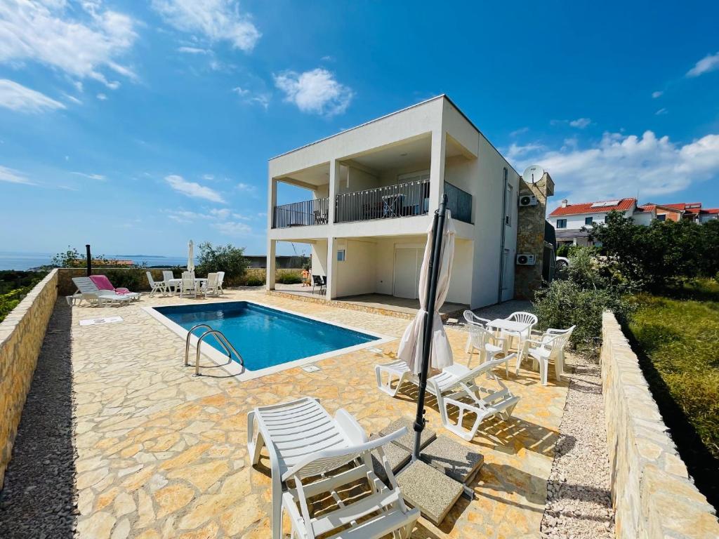 une villa avec une piscine et une maison dans l'établissement Anapartments, à Primošten