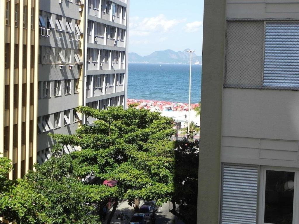 vistas al océano desde un edificio en VISTA LATERAL PRAIA DE COPACABANA, en Río de Janeiro