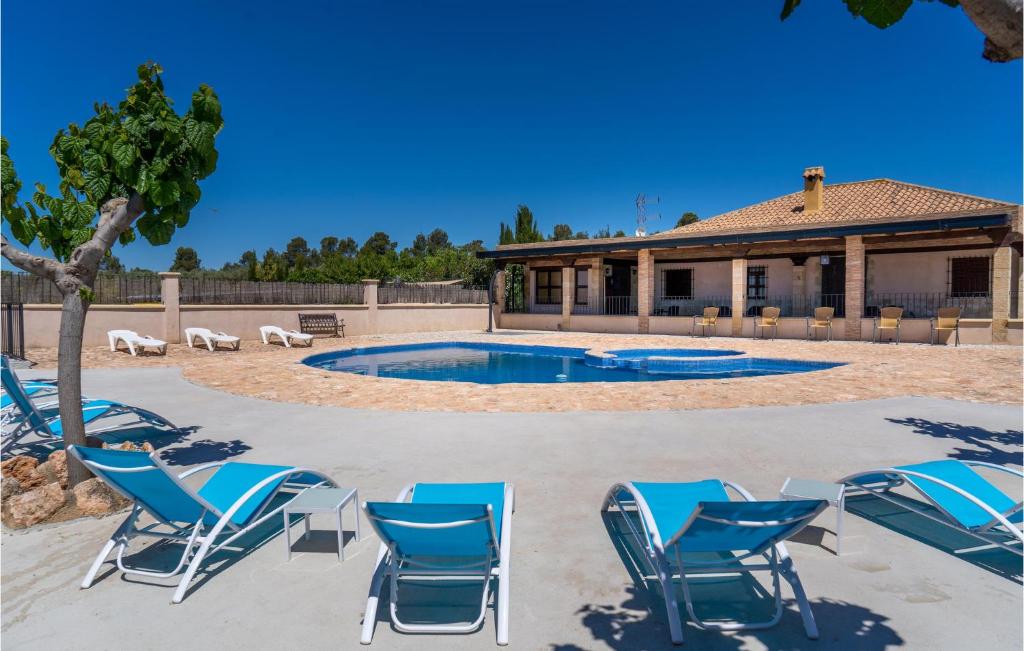 - un groupe de chaises et une piscine dans l'établissement Nice Home In Mula With Outdoor Swimming Pool, Wifi And 5 Bedrooms, à Mula