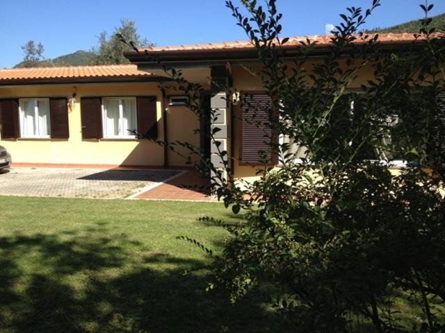 Una casa con un letrero en la parte delantera. en Villa Eos Garden en Cava deʼ Tirreni