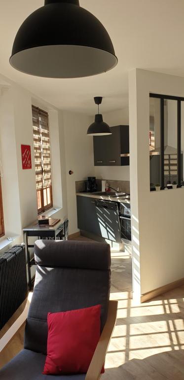 salon z kanapą i kuchnią w obiekcie Les Fauvettes w mieście Mers-les-Bains