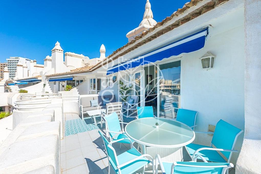 Restaurace v ubytování PUERTO DE BENALMÁDENA APARTAMENTO VACACIONAL con VISTAS AL MAR Y YATES TRES HABITACIONES 2 BAÑOS