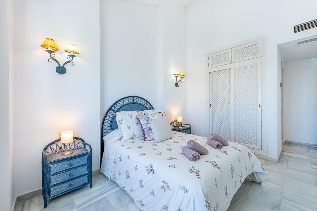Postel nebo postele na pokoji v ubytování PUERTO DE BENALMÁDENA APARTAMENTO VACACIONAL con VISTAS AL MAR Y YATES TRES HABITACIONES 2 BAÑOS
