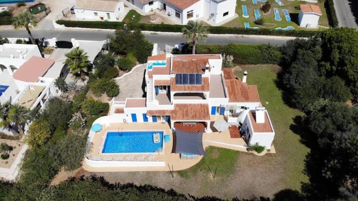 een luchtzicht op een huis met een zwembad bij CASA SACHA in Carvoeiro
