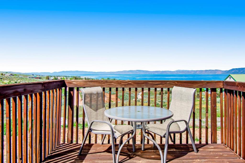 ein Tisch und Stühle auf einer Terrasse mit Blick auf das Meer in der Unterkunft Hilltop Hideaway in Garden City