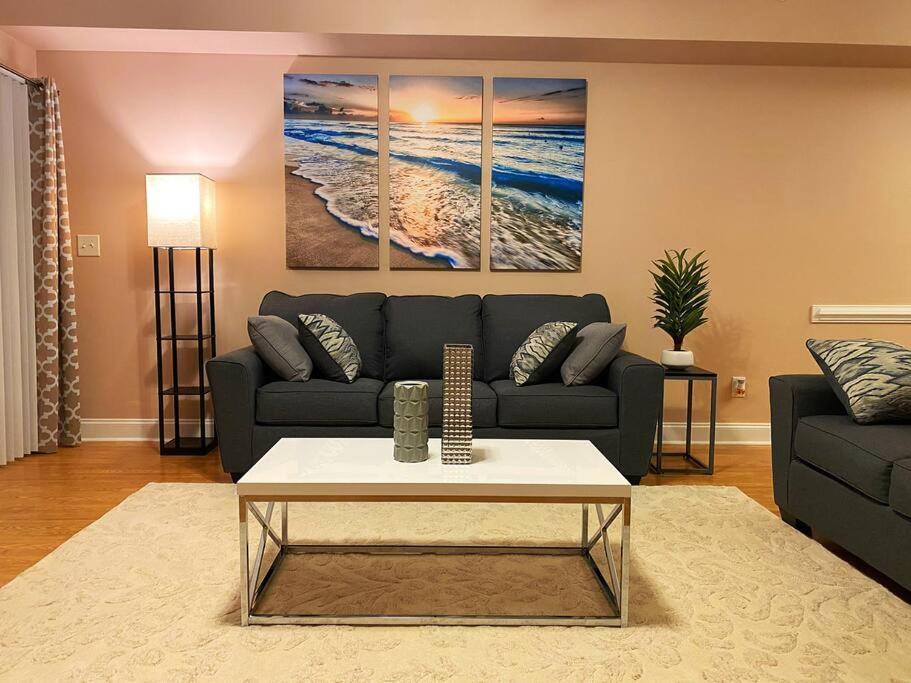 Χώρος καθιστικού στο 3 Story Lake House Near Historic Downtown