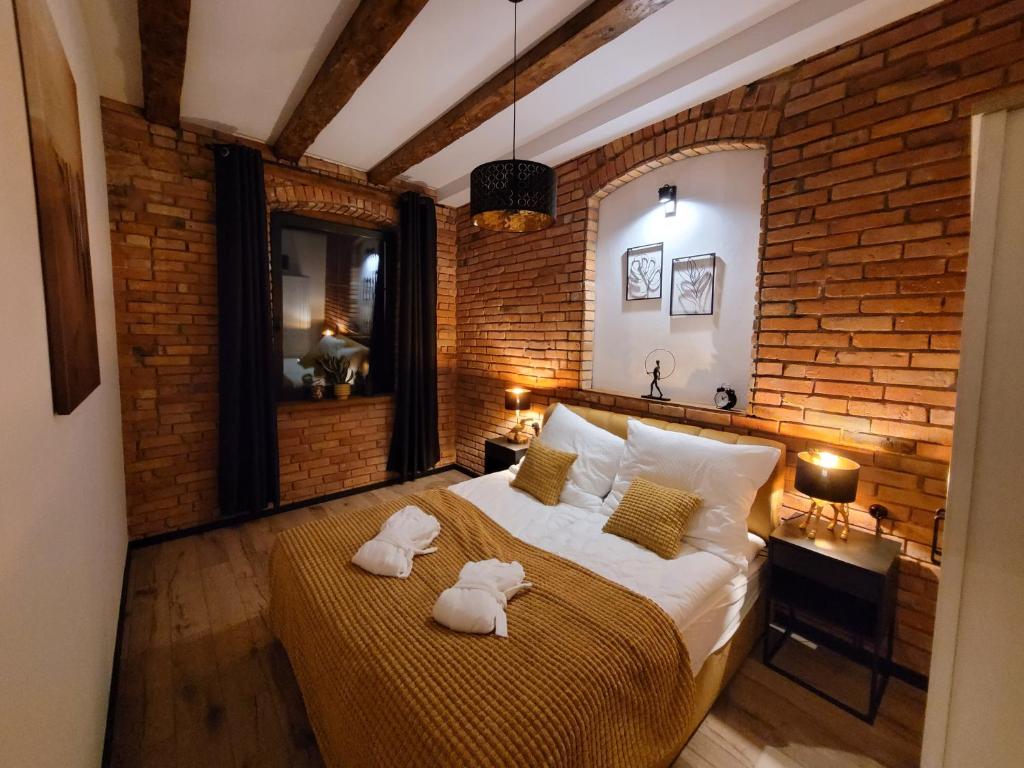 sypialnia z dużym łóżkiem z dwoma pluszakami w obiekcie AltHaus w Sasinie