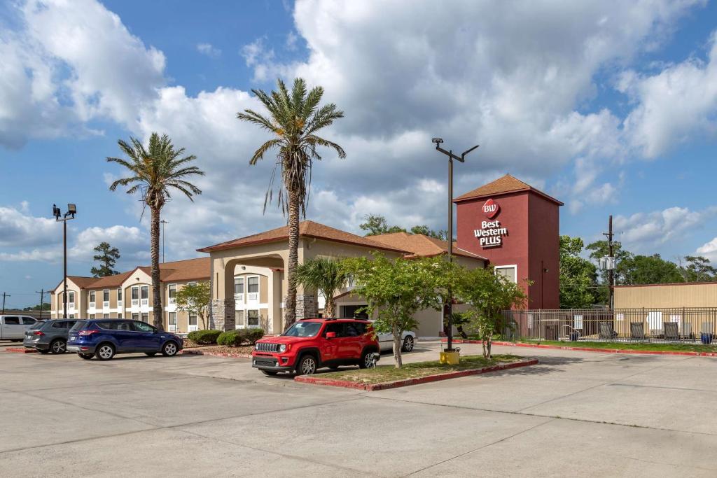 un hotel con coches estacionados en un estacionamiento en Best Western Plus Orange County, en Vidor