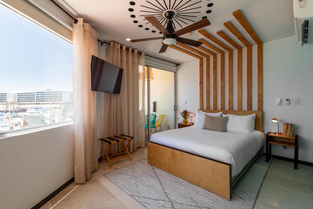 Кровать или кровати в номере Mayan Monkey Los Cabos - Social Hotel