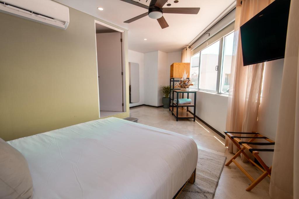 Кровать или кровати в номере Mayan Monkey Los Cabos - Social Hotel
