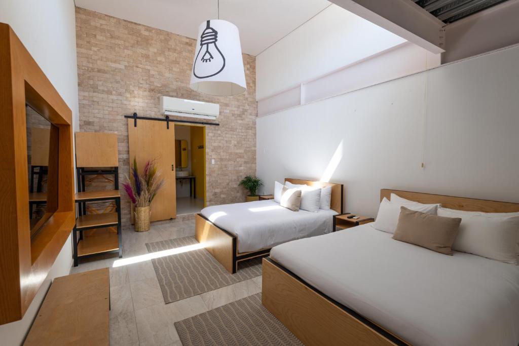 Кровать или кровати в номере Mayan Monkey Los Cabos - Social Hotel