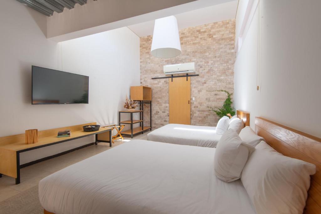 Кровать или кровати в номере Mayan Monkey Los Cabos - Social Hotel