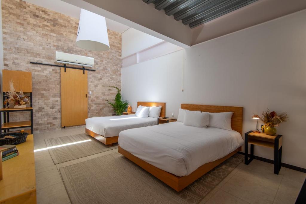 Кровать или кровати в номере Mayan Monkey Los Cabos - Social Hotel