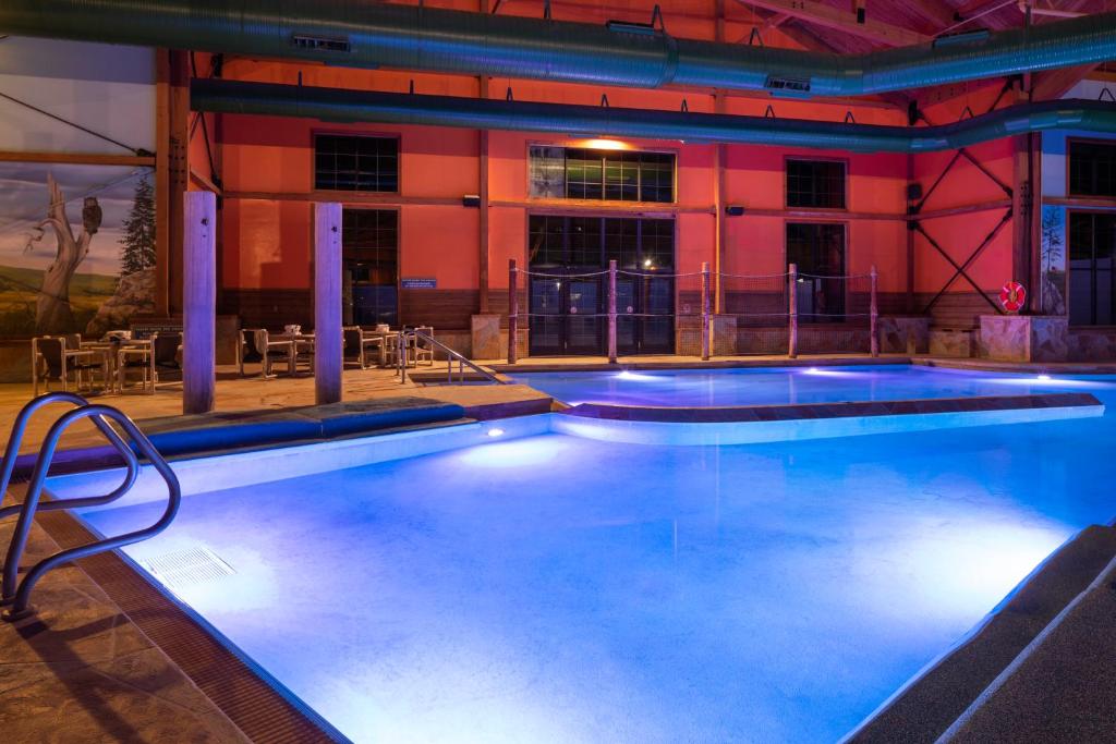una gran piscina con luces en un edificio en bantr, en Rothschild