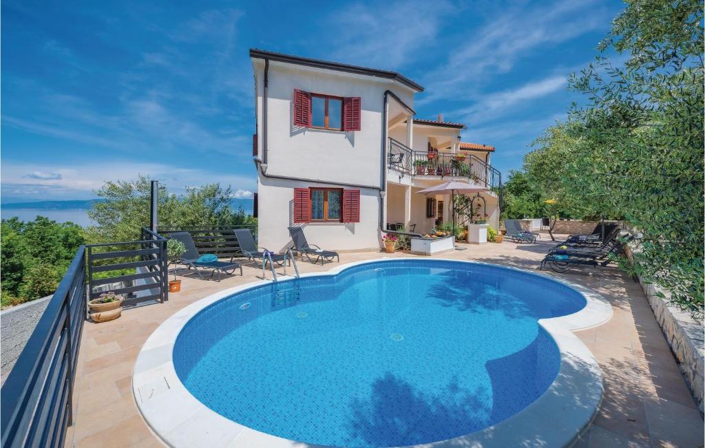 une image d'une villa avec une piscine dans l'établissement Cozy Apartment In Labin With Outdoor Swimming Pool, à Labin