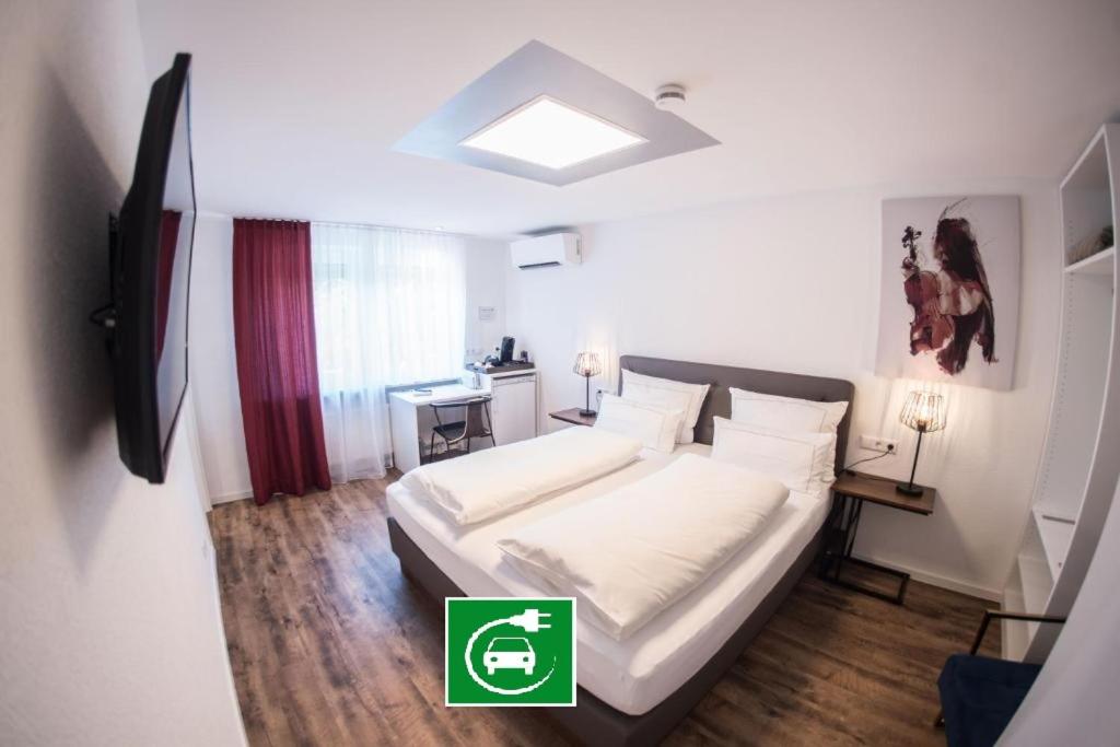 ein Schlafzimmer mit einem großen weißen Bett in einem Zimmer in der Unterkunft CityApartments Residence klimatisiert in Friedrichshafen