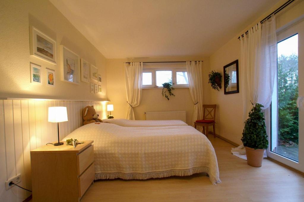 ein Schlafzimmer mit einem großen Bett und einem Fenster in der Unterkunft Am Flockengrund 29/6 EG in Cuxhaven