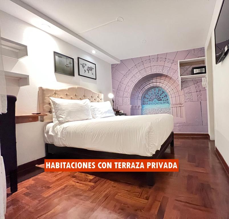 een slaapkamer met een bed met een muurschildering aan de muur bij La Casa del Viajero in Lima